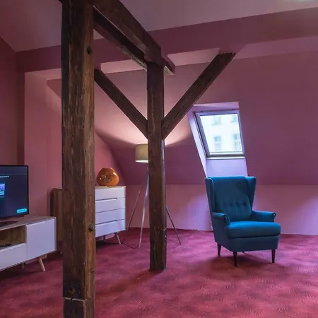 Spacious And Quiet Attic Flat In Centre Prague Exterior photo