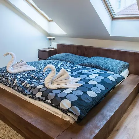Spacious And Quiet Attic Flat In Centre Prague Exterior photo