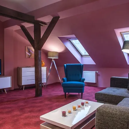 Spacious And Quiet Attic Flat In Centre Prague Exterior photo