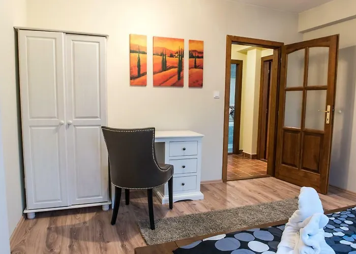 Spacious And Quiet Attic Flat In Centre